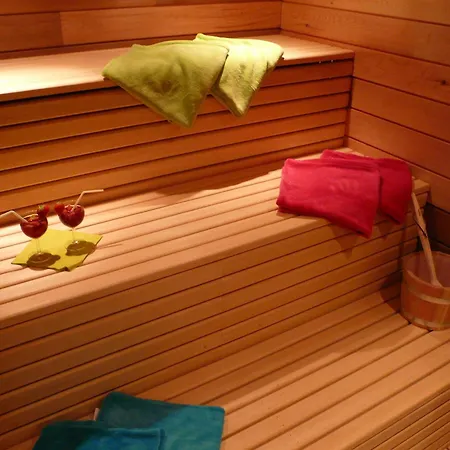 Rustic With Pool 度假居 *