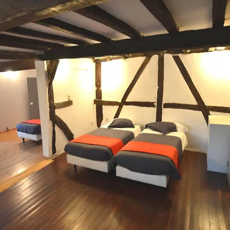 Rustic With Pool 度假居 *